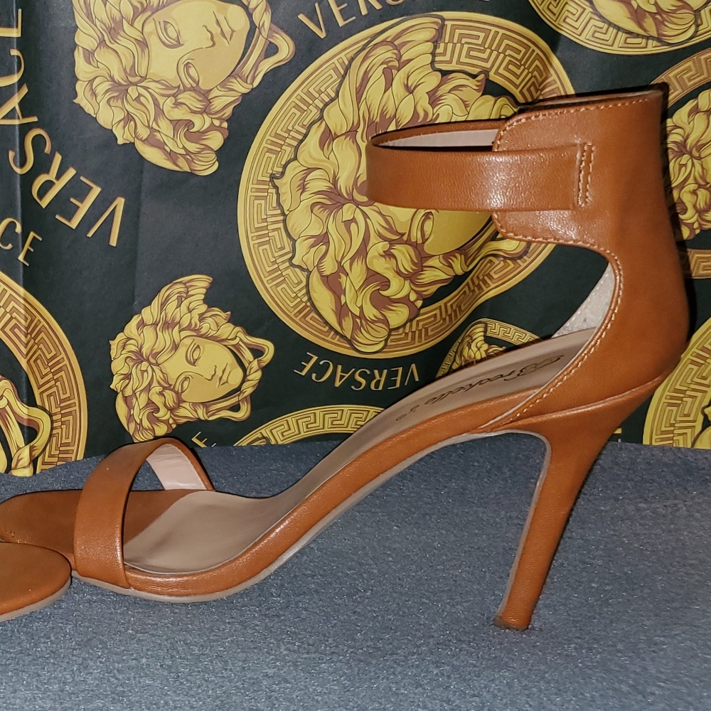 Breckelle's 7.5 Brown Heel